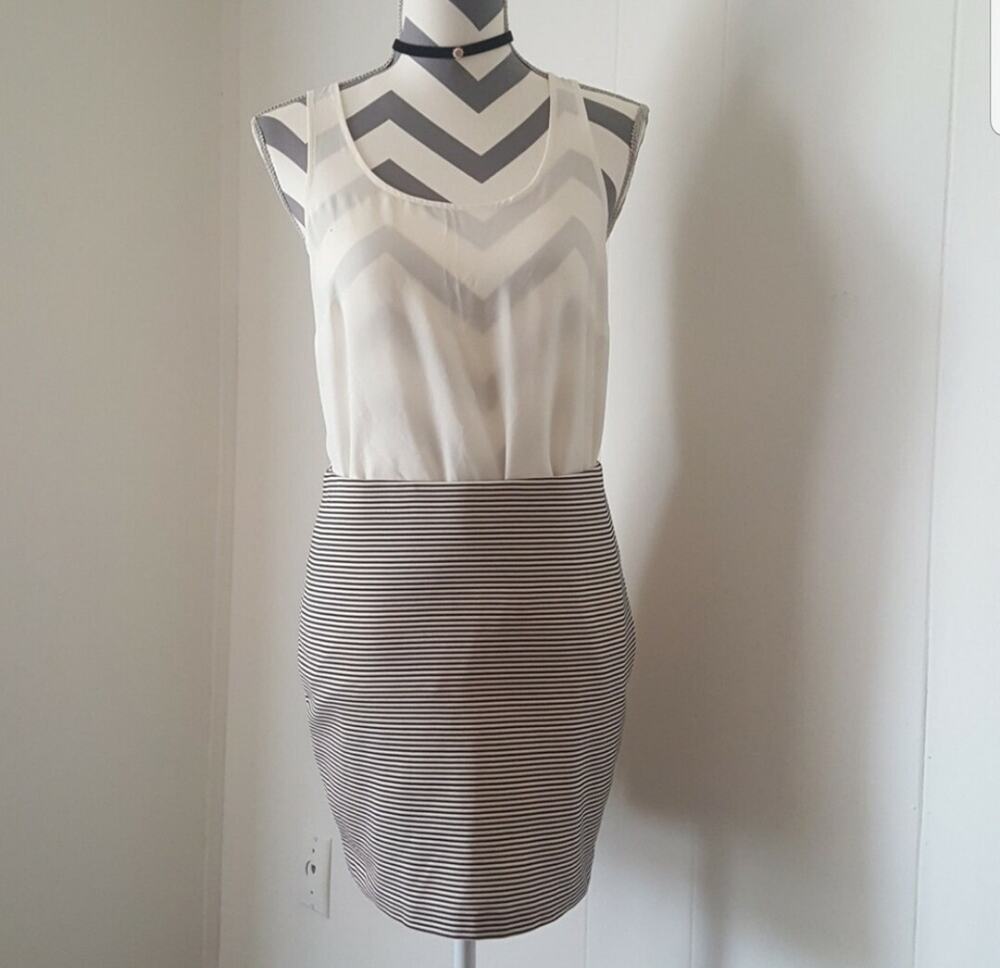 BCBGeneration casual work office black beige striped stretch mini skirt Sz M